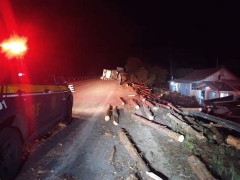 Carreta Carregada Toras De Madeira Tomba E Carga Atinge Casas Na BR