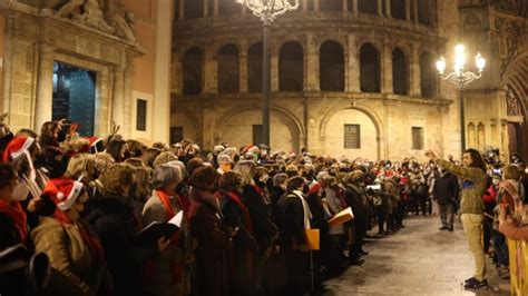 Los Coros Valencianos Salen A La Calle Para Celebrar La Navidad