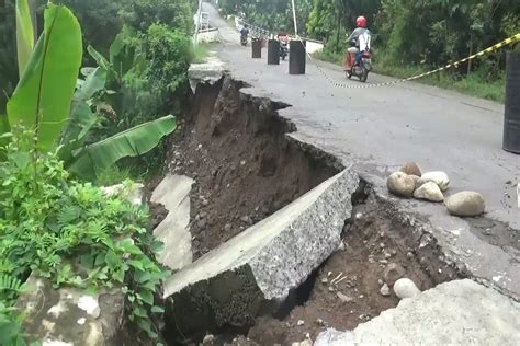 SINDO Hi Lite Diguyur Hujan Talud Jalan Antar Kabupaten Di Magetan