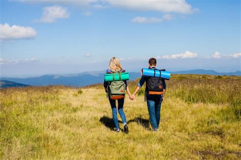 Junges Paar Beim Wandern In Den Bergen Unterwegs Premium Foto