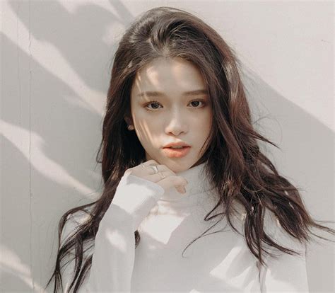 Hot girl tuổi hết diện bikini màu choé lại thả rông bán nude táo bạo trước biển Người đẹp