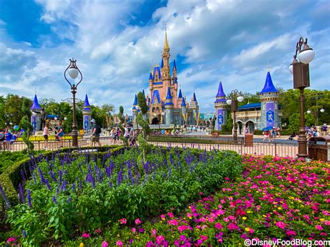 Photos Mr And Mrs Easter Bunny Stopped By Disney World For An Egg Hunt