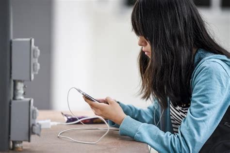 Aumenta la adicción al celular entre adolescentes hasta 17 horas pasan