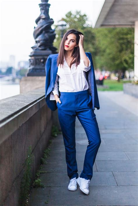 С чем носить синие брюки (85 фото)