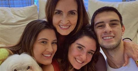 Filha de Fátima Bernardes encanta ao relembrar clique antigo em família