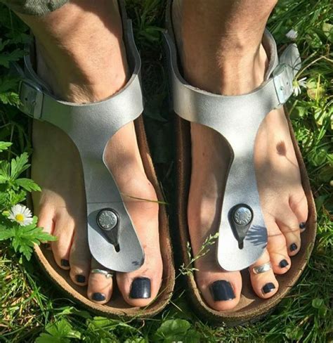 Pin von Joanna Głogowska auf Birkenstock Frauen sandalen Barfuß Füße