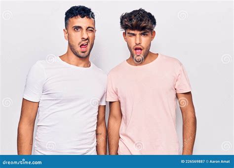 Jovem Casal Gay Vestindo Roupas Casuais Piscando Olhando Para a Câmera Expressão Sexy Rosto