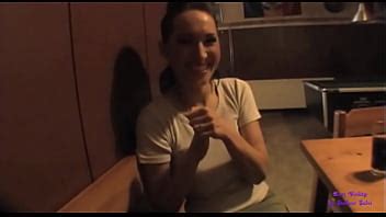 En el pub la preciosa morena tetona muestra sus bellezas y luego folla en el baño XVIDEOS