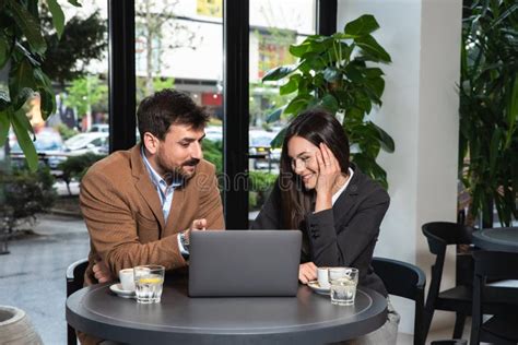 Dos Jóvenes Colegas Empresario Y Empresario Sentados En La Cafetería