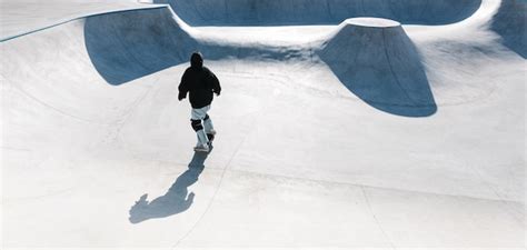 Skateboarding Ao Ar Livre Patinador Patinando Em Um Skatepark Urbano