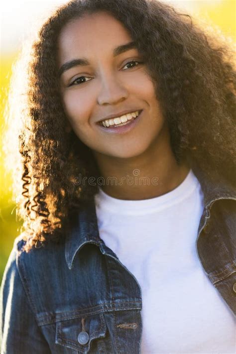 Adolescente De Fille D Afro Am Ricain De M Tis En Soleil Image Stock