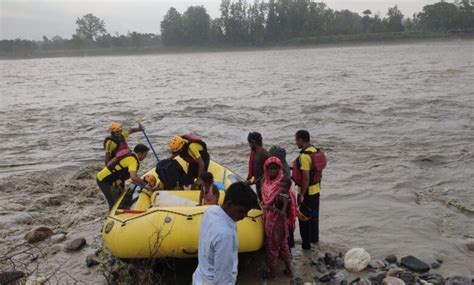 देहरादून में यमुना नदी का जलस्तर बढ़ने से टापू में फंसे महिलाओं बच्चों का किया गया रेस्क्यू