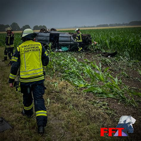 Verkehrsunfall Mit Pkw Person Eingeklemmt Freiwillige Feuerwehr