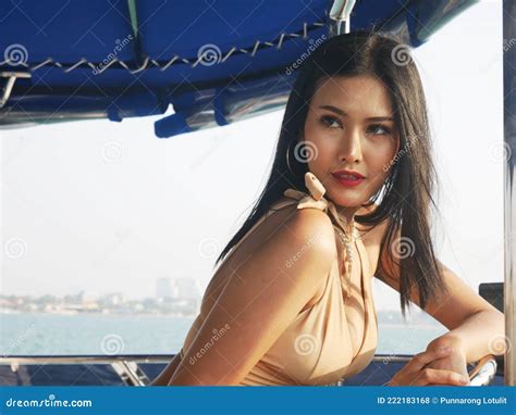 Hermosa Mujer Joven De Asia Sexy Bikini Viajando En Bote El Fin De Semana De Vacaciones Foto De
