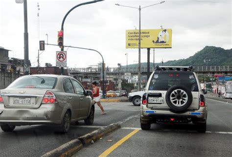 Guayaquil Atm Realiza Campa A Contra Invasi N Del Carril De La Metrov A