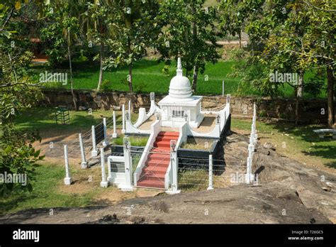 Thuparamaya temple, Anuradhapura, Sri Lanka Stock Photo - Alamy