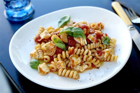 Pasta Fusilli Bucati med tomatsås mozzarella och basilika Recept Zeta