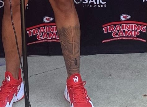 Chiefs Training Camp: Patrick Mahomes shows new leg tattoo