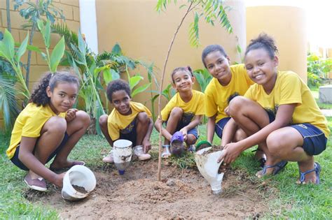 Salvador Crianças E Idosos Atendidos Pela Lbv Participam De Atividades