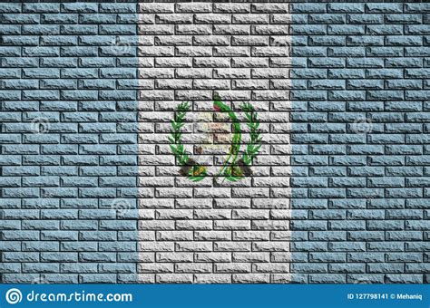 La Bandera De Guatemala Se Pinta Sobre Una Pared De Ladrillo Vieja