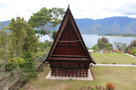 Pesona Tugu Toga Sinaga Urat Samosir