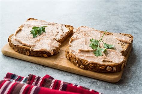 Tuna Cream Paste Con Pan De La Tostada En El Tablero De Madera La