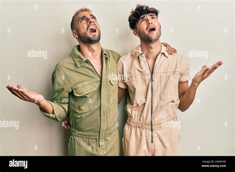 Homosexuel Gay Couple Debout Ensemble Portant Combinaison Folle Et Folle Criant Et Hurlant Avec