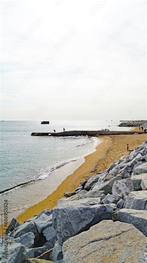 Playa De Sant Adria Del Besos Con Las Tres Chimeneas Y Paseo De