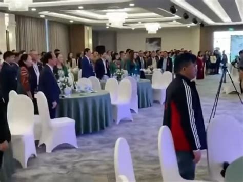 4 gái xinh bị phản ứng gay gắt vì ngồi im khi cả hội trường hát Quốc ca Tin nổi bật Việt