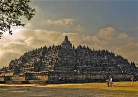 Sejarah Candi Borobudur Abad 9 Memiliki 6 Teras And 504 Patung Buddha