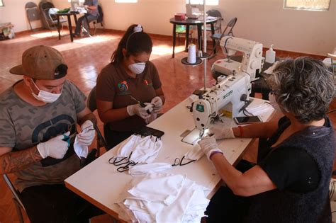 En Vicuña confeccionan mascarillas para entregar gratuitamente a la