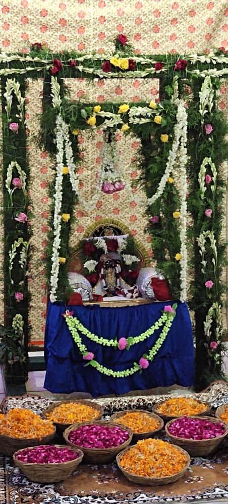 Panoramic View Of Thakur Jis Makeup In Shri Govardhan Nath Jis