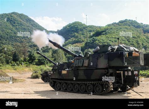 M109A6 Paladin Firing Stock Photo - Alamy