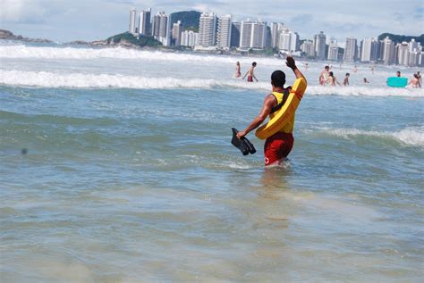 Menina De Anos Morre Afogada Ao Aproveitar Folga Do Pai Em Praia De