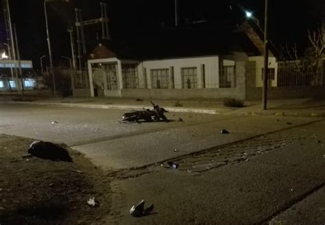 Choque En La Madrugada Entre Una Moto Choco Y Una Camioneta 2 Heridos