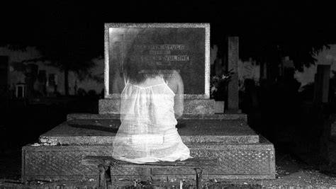 Fotos Filman Al Fantasma De Una Ni A Paseando Por El Cementerio