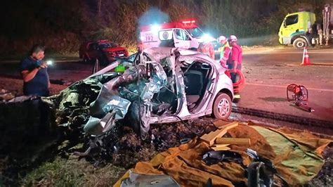 Grave Acidente Entre Carro E Carreta Deixa Um Morto Na Br 116 Em Mg