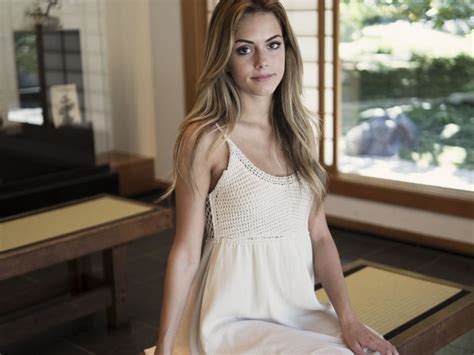 Gratis Afbeelding Vrouw Binnenshuis Aantrekkelijk Mooi Meisje Met Blonde Haren Dame Jurk