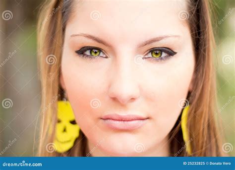 Verticale D Une Belle Fille Blonde Image Stock Image Du Femme Sourire 25232825