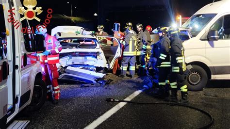 Si Scontrano Due Auto E Una Moto Centauro In Ospedale