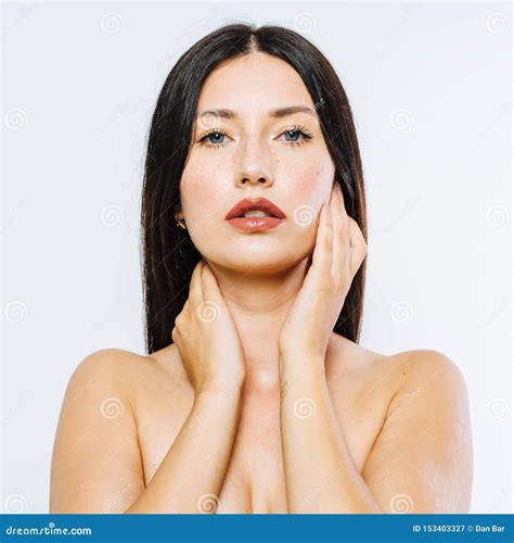 Portret Van Een Mooi Model Van Een Brunette Vrouw Met Sproeten En Blauwe Ogen Stock Afbeelding