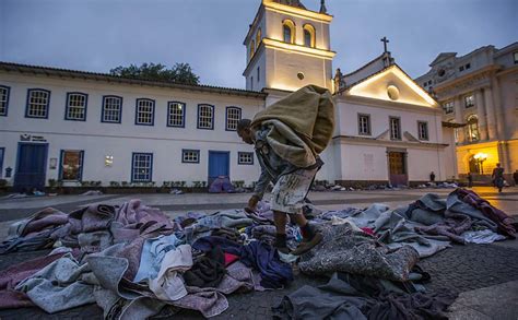 Montanhas De Cobertores Doados A Moradores De Rua Se Espalham Em Sp