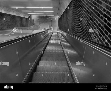 Bahnhof fahrgast rolltreppe Schwarzweiß Stockfotos und bilder Alamy