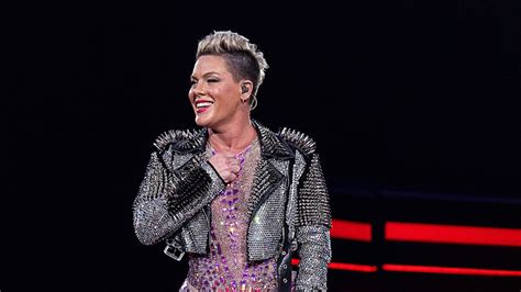 Pink will give away thousands of banned books at her Florida shows ...