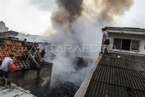 KEBAKARAN PEMUKIMAN PADAT PENDUDUK ANTARA Foto