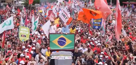 Lula e Haddad encerram campanha multidão em caminhada na Avenida