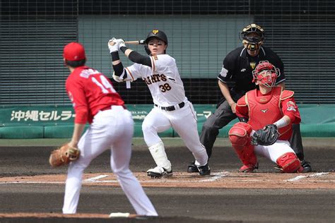 ＜オープン戦 巨・広＞初回無死、安打を放つ岡田。投手・大瀬良（撮影・河野 光希） ― スポニチ Sponichi Annex 野球