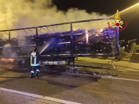 Tir Divorato Dalle Fiamme Choc In Autostrada