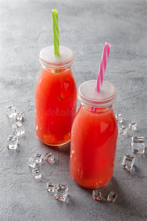 Duas Garrafas Do Suco Da Melancia Imagem De Stock Imagem De Alimento