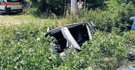 Esce Di Strada E Finisce Incastrata Con L Auto In Un Fosso 32enne